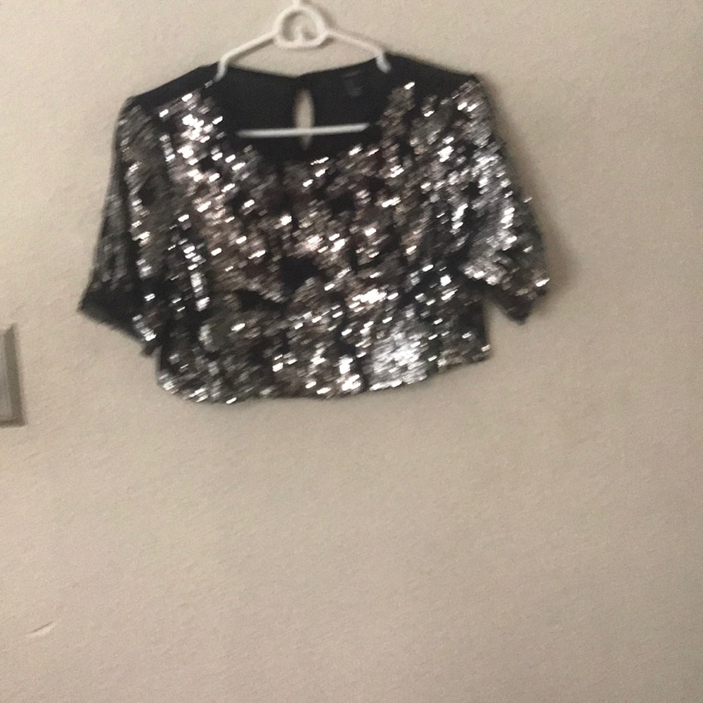 Crop top , sheer in the back - Picture 2 of 2